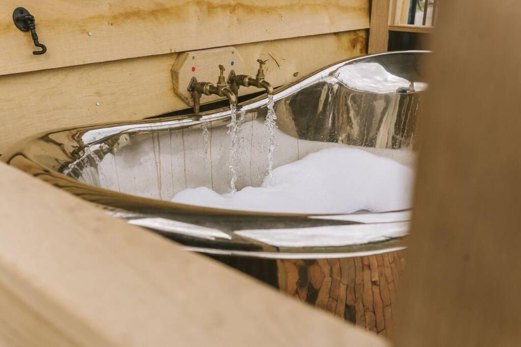 דירות Saltford Island Hut - Outdoor Bath Tub, Firepit And Water Equipment מראה חיצוני תמונה