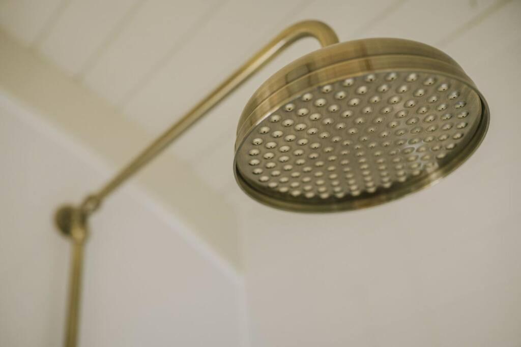 דירות Saltford Island Hut - Outdoor Bath Tub, Firepit And Water Equipment מראה חיצוני תמונה